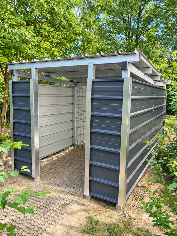 Einhausung aus Metall: Tragwerk, Dach und Sichtschutzverkleidung