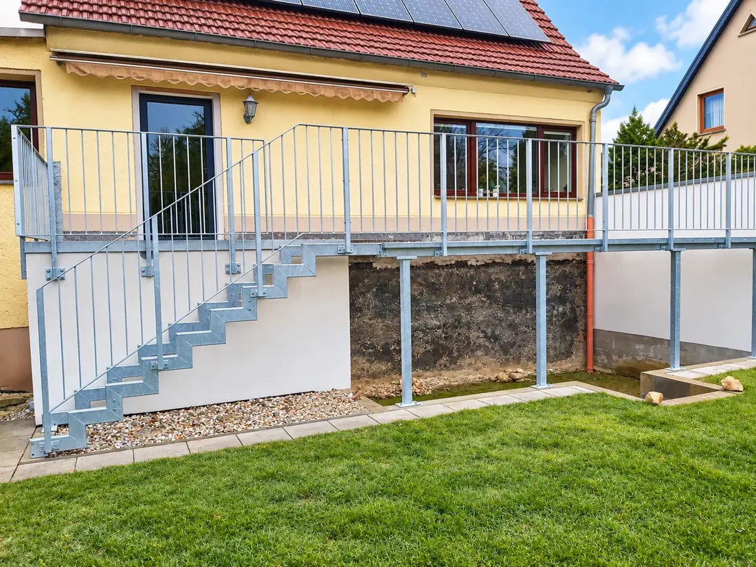 Terrasse mit Außentreppe: Stahlkonstruktion, Treppenlauf und Geländer